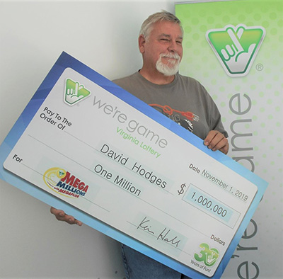 Дэйв Ходжес с чеком на один миллион долларов