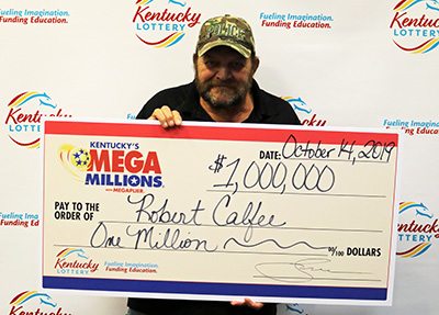 Роберт Калфи держит в руках чек на один миллион долларов